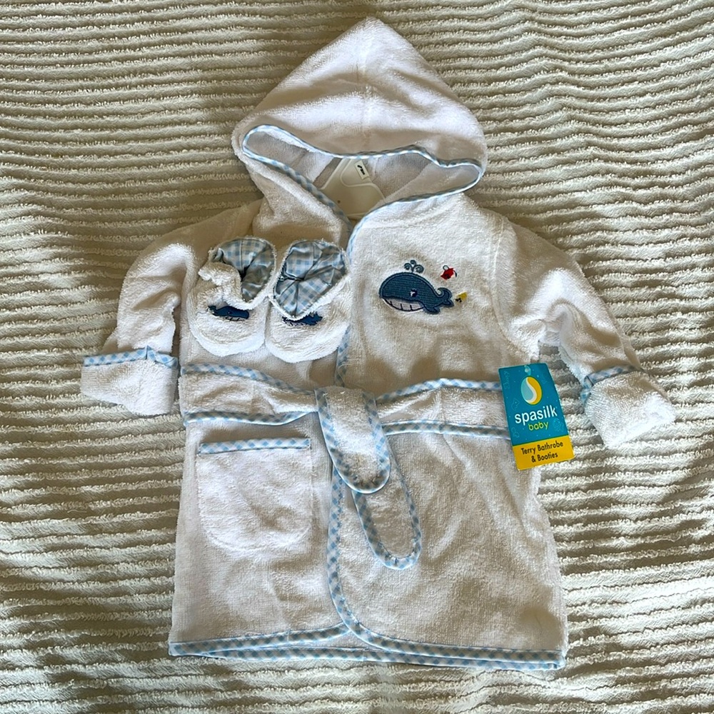 SPASILK Brand New Bathrobe Set. White Terry Bath Robe and Booties Whale Graphics
